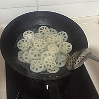 An appetizer for snacks---Illustration of how to make sour sesame lotus root slices 1 