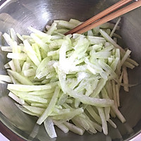 Illustration of how to stir-fry watermelon rind with garlic 3