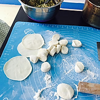 Illustration of how to make lotus, leek and pork dumplings 2