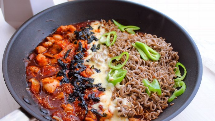 Spicy Cabbage Stir-fried Chicken Soba Noodles