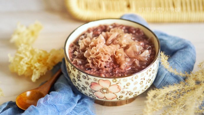 Black and white rice and white fungus porridge