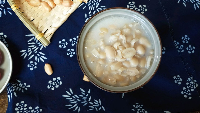 Milky peanut soup