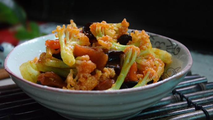 Stir-fried cauliflower with tomatoes and fungus