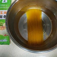 Illustration of how to make fried corn noodles 1