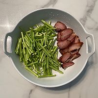 Recipe for Stir-fried Bacon with Artemisia and Artemisia (Spring Limited Food) 1 