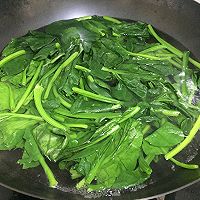 Illustration of how to make garlic salad with spinach, vermicelli and peanuts 5