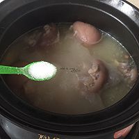 Soybean, peanut and pig's trotter soup recipe 8