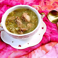 Illustration of how to make heat-clearing and detoxifying spareribs and mung bean soup 12