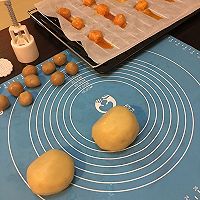 Xylitol lotus paste and egg yolk mooncakes (can be eaten by diabetics) Illustration of how to do it 12