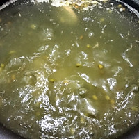 Illustration of how to make heat-clearing and detoxifying spareribs and mung bean soup 7