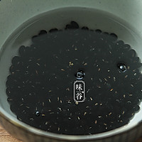 (Nourishing yin and nourishing kidney) Black Bean, Eucommia and Pig Tail Soup Illustration 2 