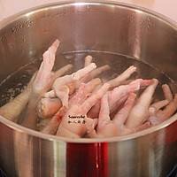 Guangzhou people rely on this bowl of soup to celebrate spring, with eyebrows and peanuts Illustration of how to cook chicken feet 3