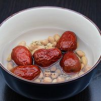 Guangzhou people rely on this bowl of soup to celebrate the spring, eyebrow beans and peanuts Illustration of how to cook chicken feet 2