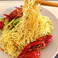 #primary and middle school students nutritious meal#Spicy crayfish cover with instant noodles Illustration of how to do it 6