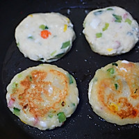 Fresh vegetable potato pancakes that are crispy on the outside and tender on the inside, a simple and quick nutritious breakfast, Illustration of how to make it as a snack or a staple food 6