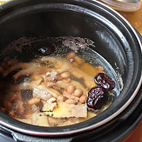 Guangzhou people rely on this bowl of soup to celebrate the spring, and the chicken feet are cooked with black beans and peanuts. Illustration of how to do it 5