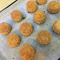 Xylitol lotus paste and egg yolk mooncake (can be eaten by diabetics) Illustration of how to do it 19