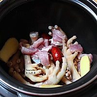 Guangzhou people rely on this bowl of soup to celebrate the spring, eyebrow beans and peanuts Illustration of how to cook chicken feet 4