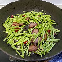 Recipe for Stir-fried Bacon with Artemisia and Artemisia (Spring Limited Food) 4