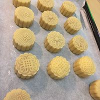 Xylitol lotus paste and egg yolk mooncake (can be eaten by diabetics) Illustration of how to do it 17