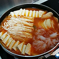 Illustration of how to make spicy cabbage hot pot (Korean hot pot) 6