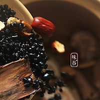 (Nourishing yin and nourishing kidney) Black Bean, Eucommia and Pig Tail Soup Illustration 5 