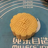 Illustration of how to make xylitol lotus paste and egg yolk mooncakes (can be eaten by diabetics) 16