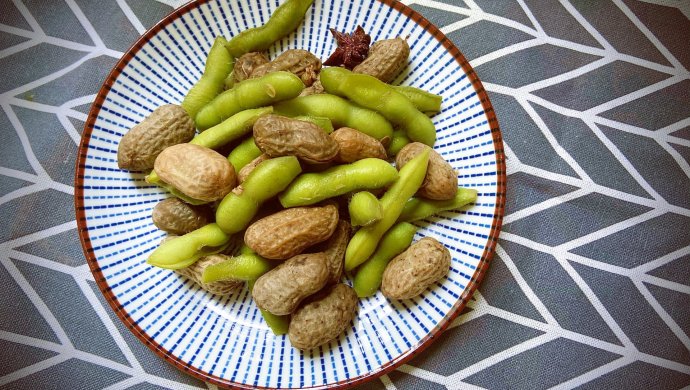 Peanuts and edamame, a must-try dish with drinks