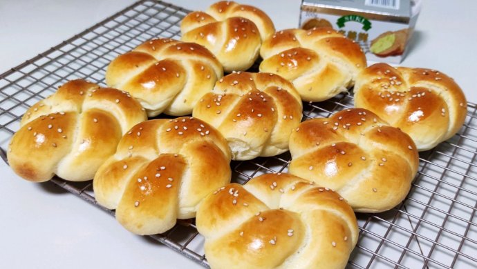 A five-petal flower bread