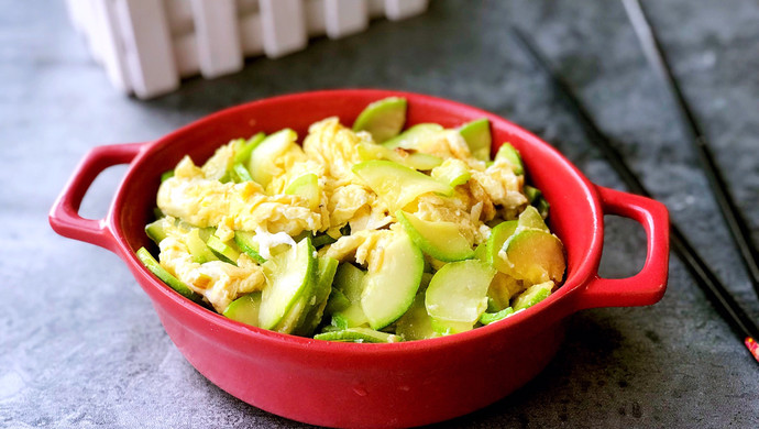 Scrambled eggs with horned melon