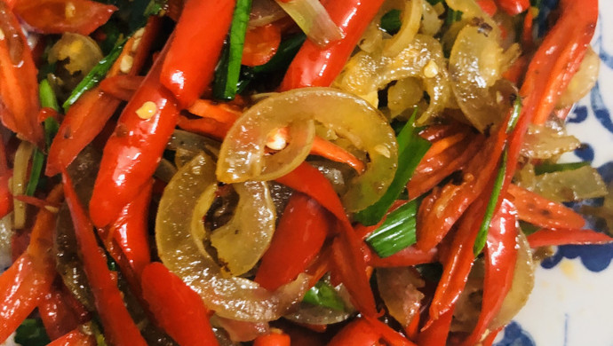 Spicy stir-fried beef skin (dish with drinks)