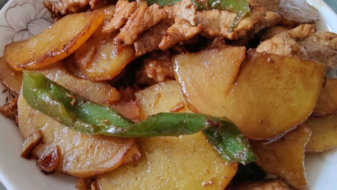 Stir-fried pork slices with potatoes