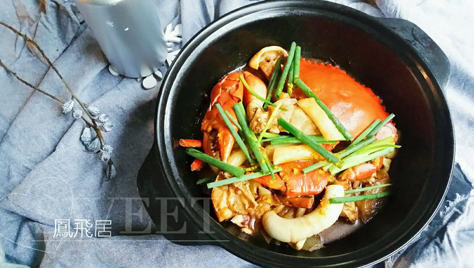 Curry fresh squid, rice cake and crab in clay pot