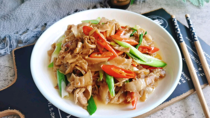 Stir-fried glutinous rice bamboo shoots with pork belly