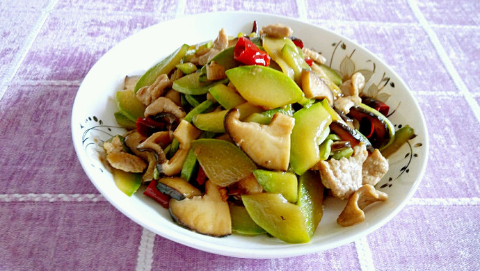 Stir-fried Pork Slices with Zucchini and Shiitake Mushrooms