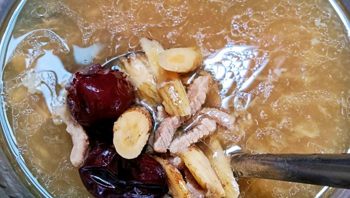 Astragalus and red dates lean meat soup