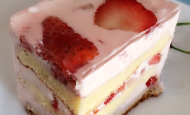 Strawberry mousse cake