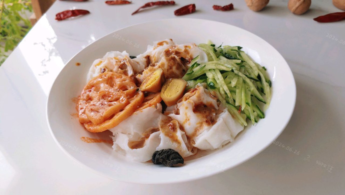 Spicy cassava noodles with lotus root and melon