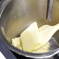 Illustration of how to make chives and meat floss bread 2