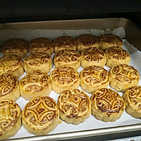 Mid-Autumn Mooncakes (salted egg yolk, meat floss and mochi) with thin skin and fillings Illustrations of many practices 14