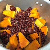 Recipe for healthy pumpkin and red bean soup in autumn 5