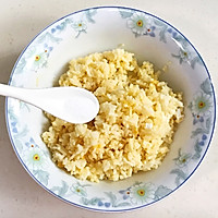 Illustration of how to make egg yolk, meat floss and cheese rice balls 4