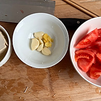 Illustration of how to make tomato, tofu and enoki mushroom soup 1