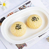 Illustration of how to make egg yolk, meat floss and cheese rice balls 9