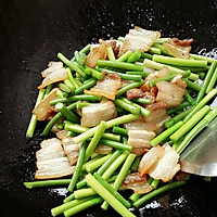 Illustration of how to make stir-fried pork belly with garlic moss 4