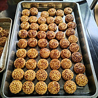 Mid-Autumn Mooncakes (salted egg yolk, meat floss and mochi) with thin skin and fillings Illustrations of many practices 17