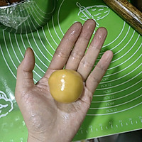 Mid-Autumn Mooncakes (salted egg yolk, meat floss and mochi) with thin skin and fillings Illustrations of many methods 10