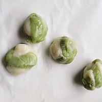 Illustration of how to make matcha red bean snowskin mooncakes 8