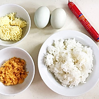 Illustration of how to make egg yolk, meat floss and cheese rice balls 1