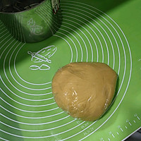 Mid-Autumn Mooncakes (salted egg yolk, meat floss and mochi) with thin skin and fillings Illustrations of many methods 5